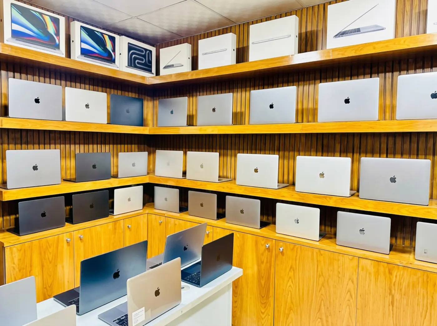 AppleForce Lahore showroom — shelves of boxed MacBooks and iMacs at LG31 IT Tower, Gulberg III